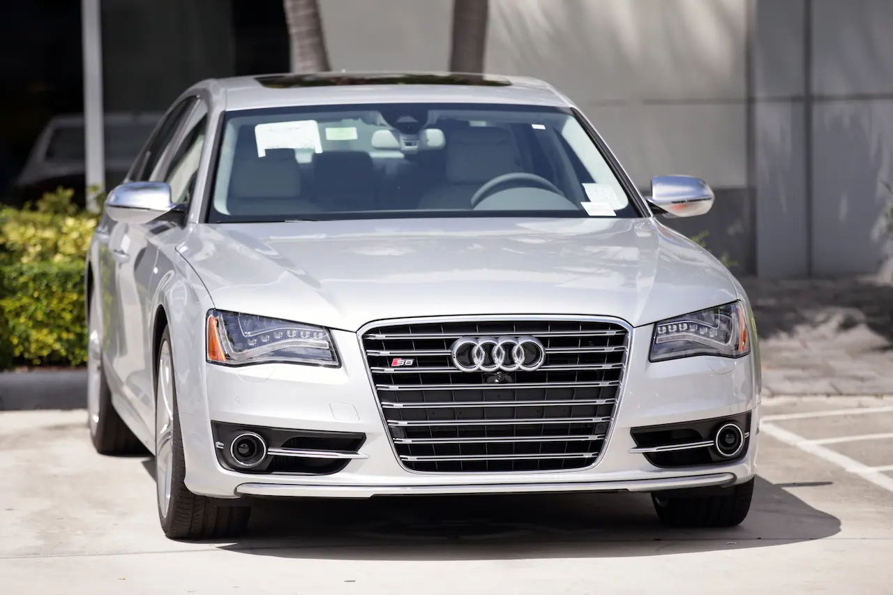 2014-Audi-S8-1280x853-1